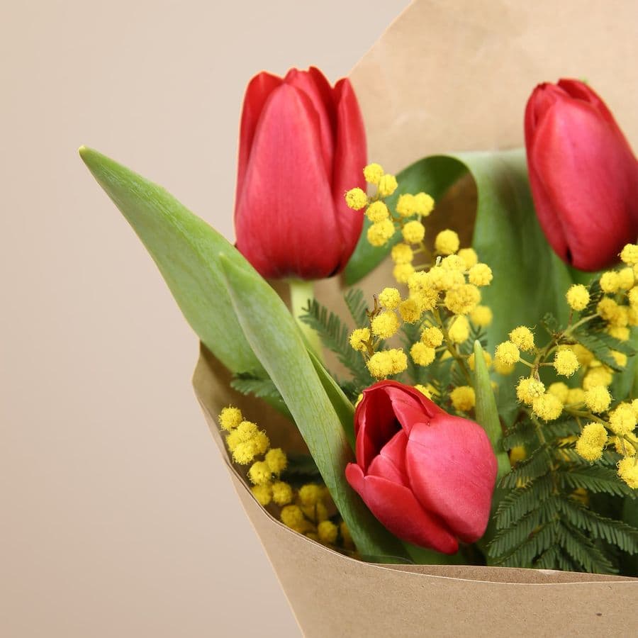 Букет из Тюльпанов и Мимозы «Весенний привет»