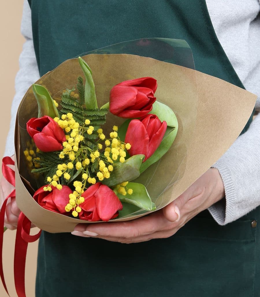 Букет из Тюльпанов и Мимозы «Весенний привет»