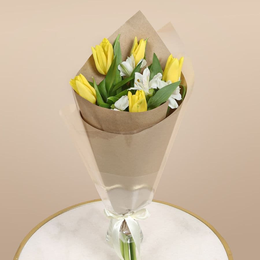 Букет из Тюльпанов и Альстромерии «Весенняя искра»