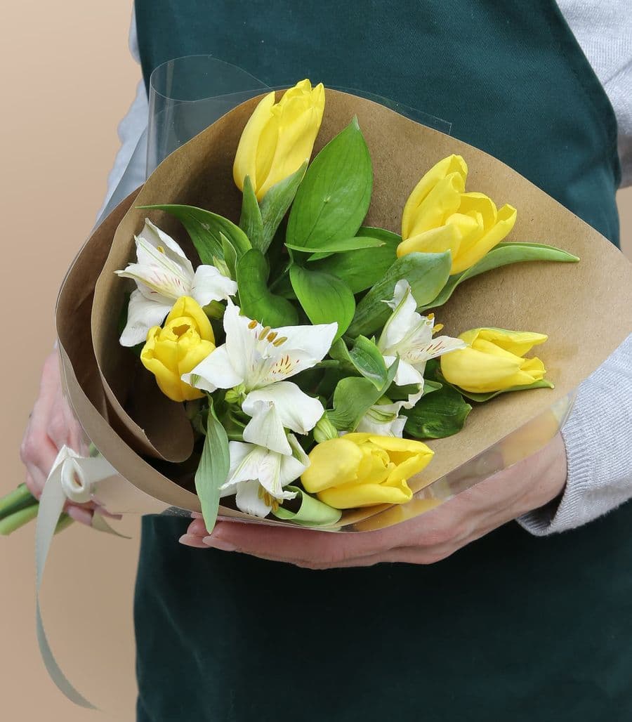 Букет из Тюльпанов и Альстромерии «Весенняя искра»