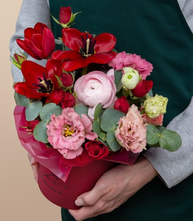 Композиция из Тюльпанов, Роз и Эустомы в шляпной коробке «Рубиновая нежность» Композиция из Тюльпанов, Роз и Эустомы в шляпной коробке «Рубиновая нежность»