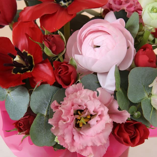 Композиция из Тюльпанов, Роз и Эустомы в шляпной коробке «Рубиновая нежность» Композиция из Тюльпанов, Роз и Эустомы в шляпной коробке «Рубиновая нежность»