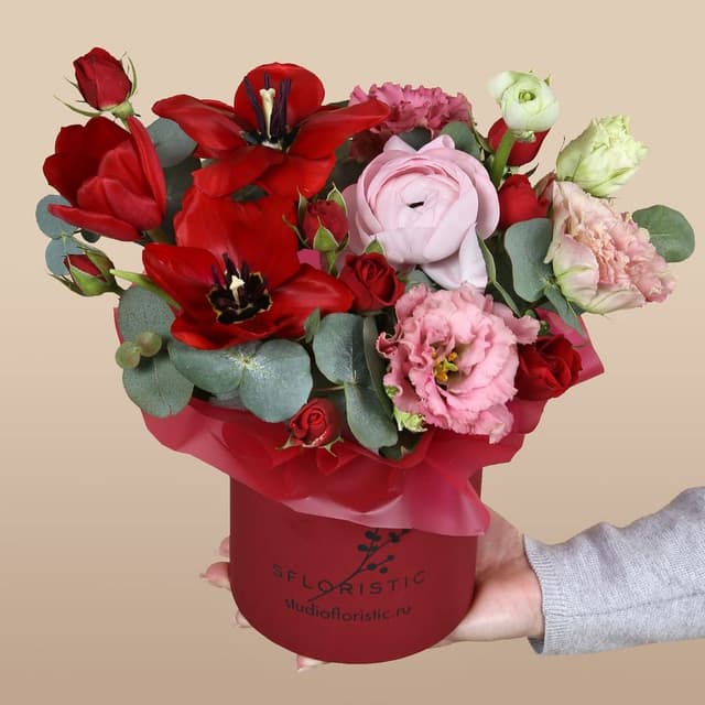 Композиция из Тюльпанов, Роз и Эустомы в шляпной коробке «Рубиновая нежность» Композиция из Тюльпанов, Роз и Эустомы в шляпной коробке «Рубиновая нежность»