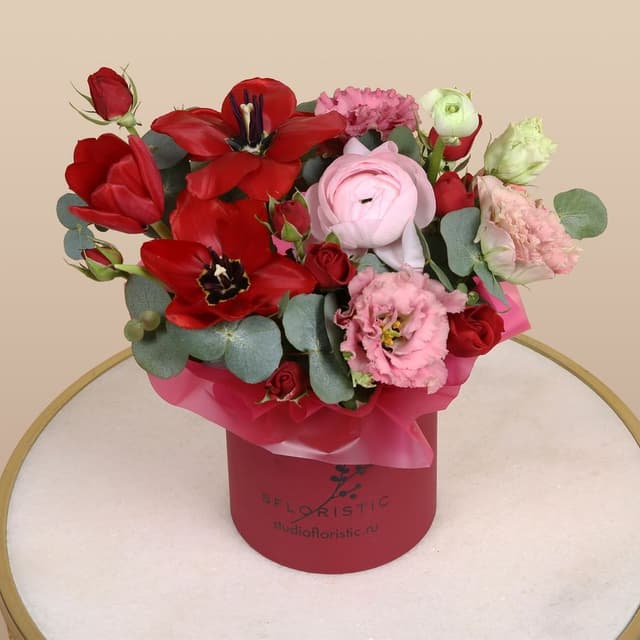 Композиция из Тюльпанов, Роз и Эустомы в шляпной коробке «Рубиновая нежность» Композиция из Тюльпанов, Роз и Эустомы в шляпной коробке «Рубиновая нежность»