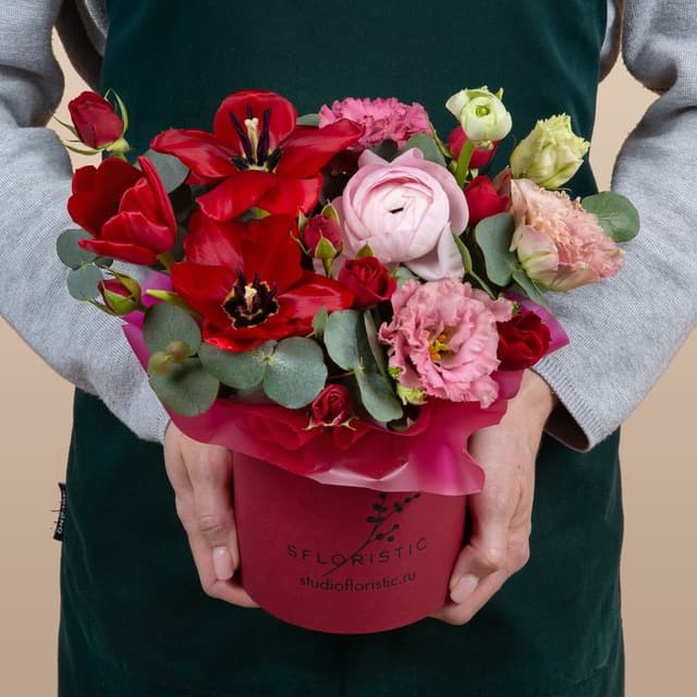 Композиция из Тюльпанов, Роз и Эустомы в шляпной коробке «Рубиновая нежность» Композиция из Тюльпанов, Роз и Эустомы в шляпной коробке «Рубиновая нежность»