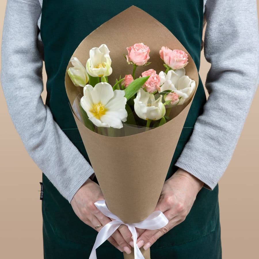 Букет из Тюльпанов и кустовых Роз «Ласковое солнце»