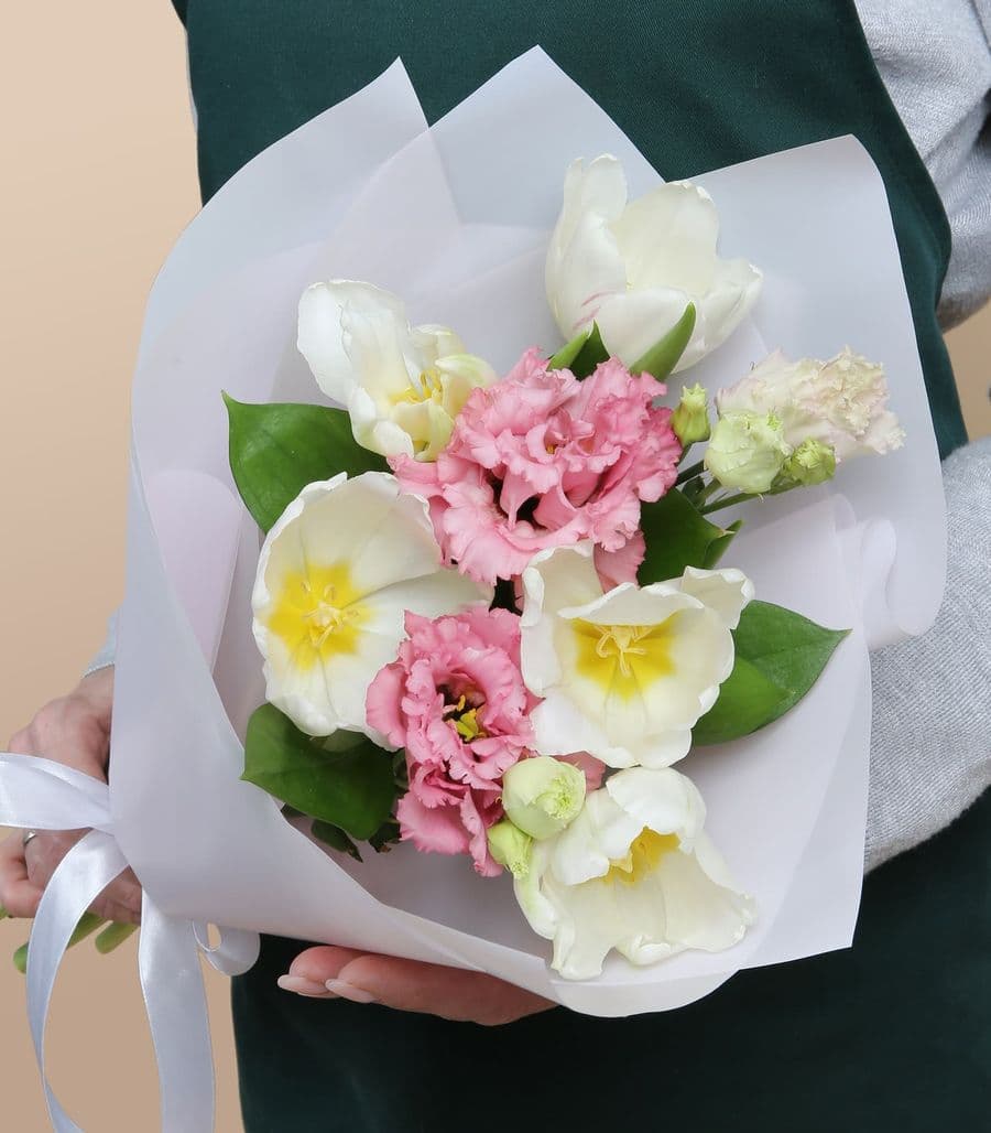 Букет из Тюльпанов и Эустомы «Весенний трепет»