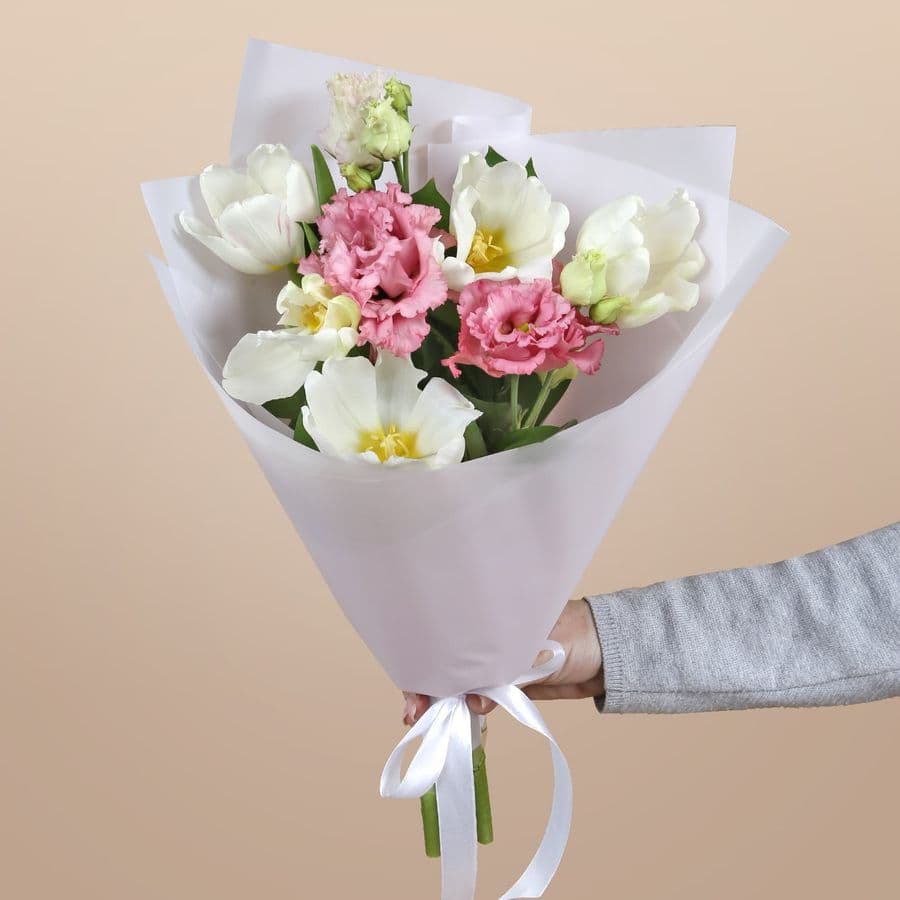 Букет из Тюльпанов и Эустомы «Весенний трепет»