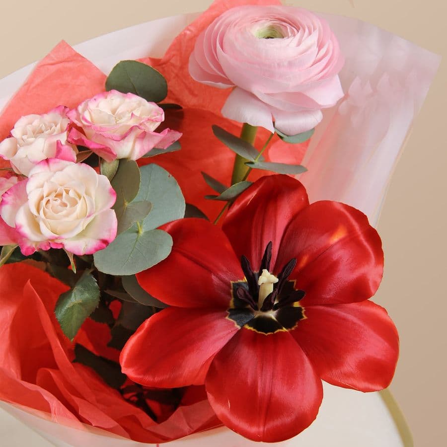 Букет из Тюльпанов, Ранункулюсов и Роз «Вишневое облако»