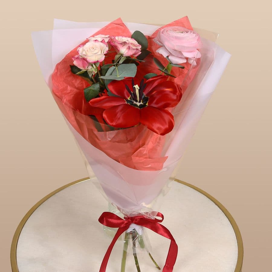 Букет из Тюльпанов, Ранункулюсов и Роз «Вишневое облако»