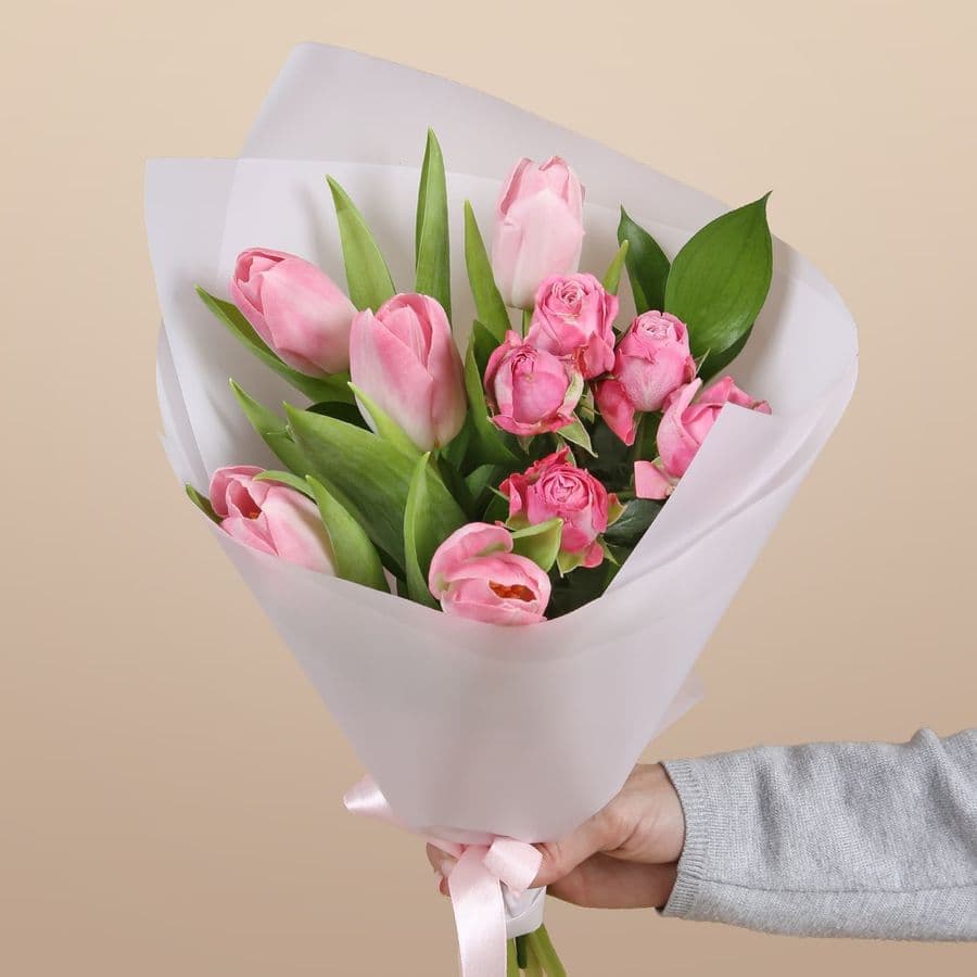 Букет из Тюльпанов и кустовых Роз «Полет мечты»