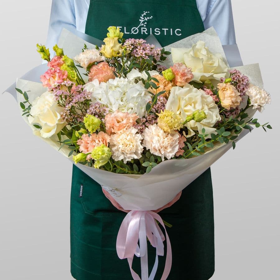 Букет из Гвоздик, Эустомы и Роз «Нежная палитра»