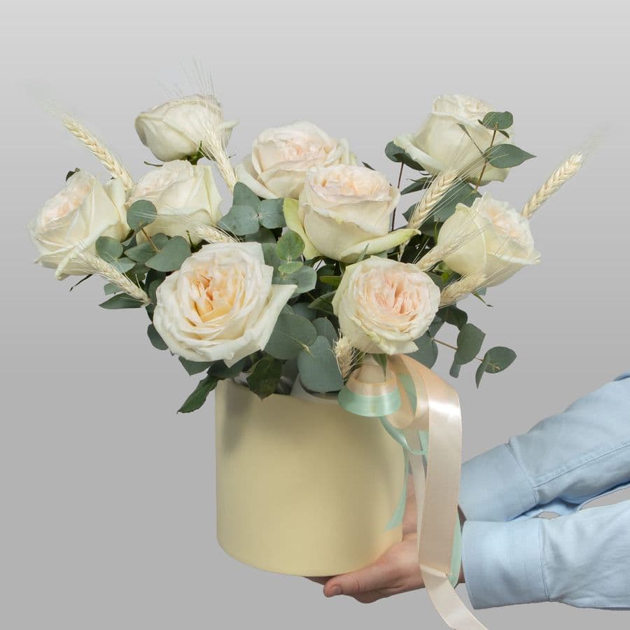 Композиция из Роз в шляпной коробке «Дыхание лета»