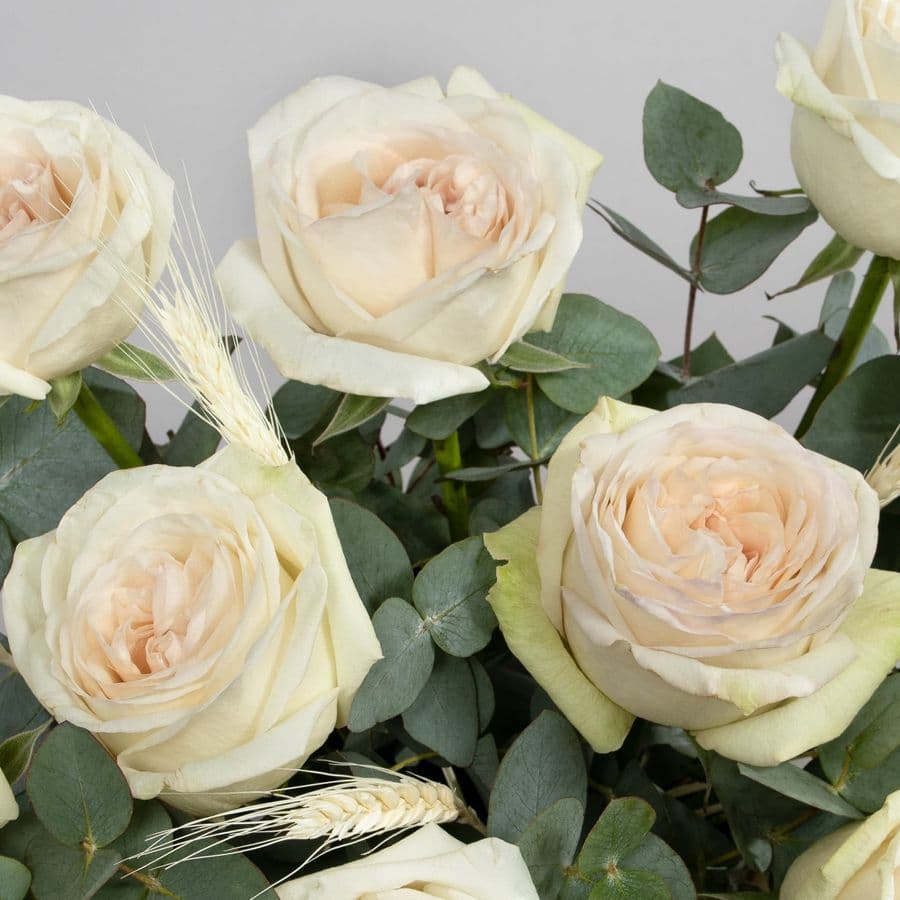 Композиция из Роз в шляпной коробке «Дыхание лета»