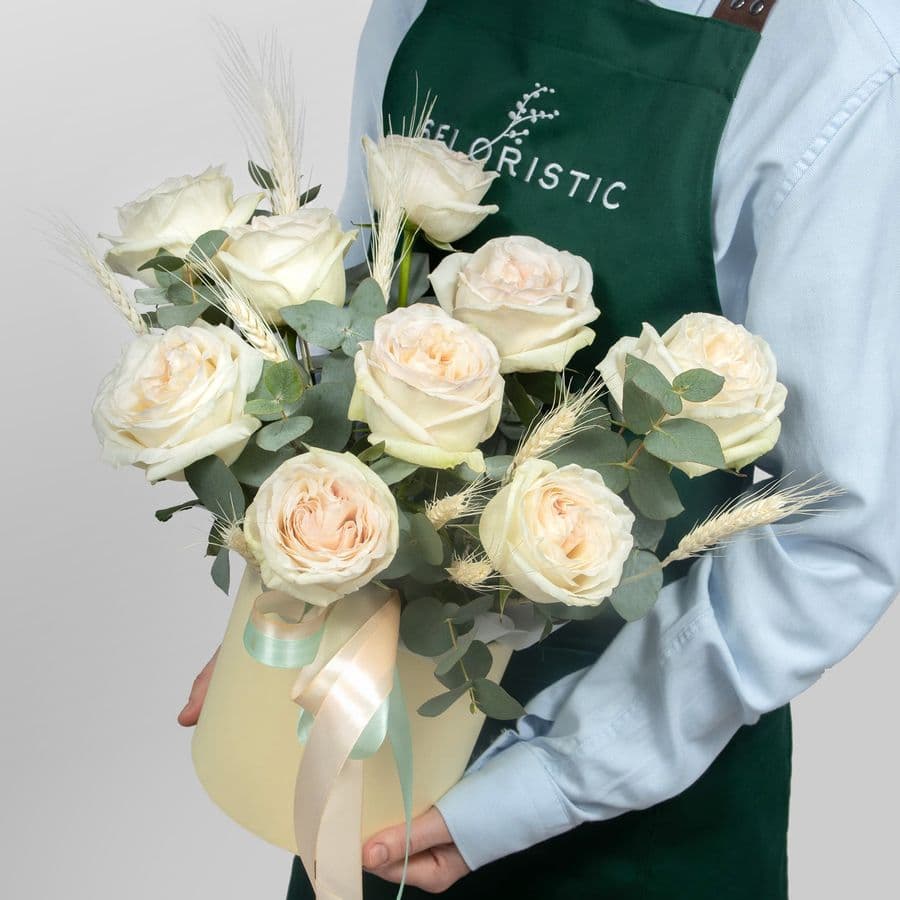 Композиция из Роз в шляпной коробке «Дыхание лета»