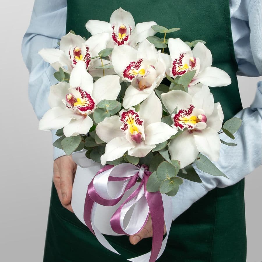 Композиция из Орхидей в шляпной коробке «Лунная орхидея»