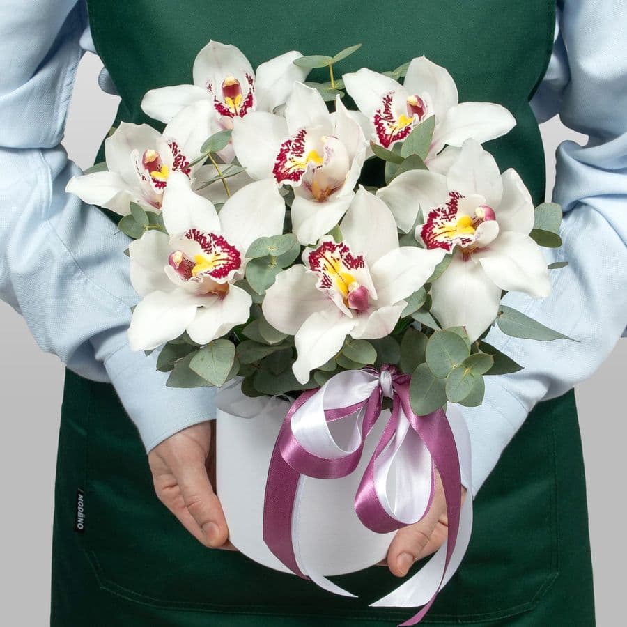 Композиция из Орхидей в шляпной коробке «Лунная орхидея»