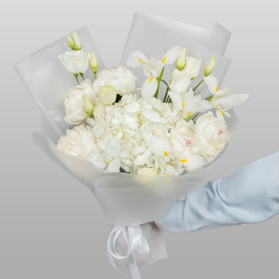 Букет из Пионов, Эустом и Ирисов «Лёгкость облаков»