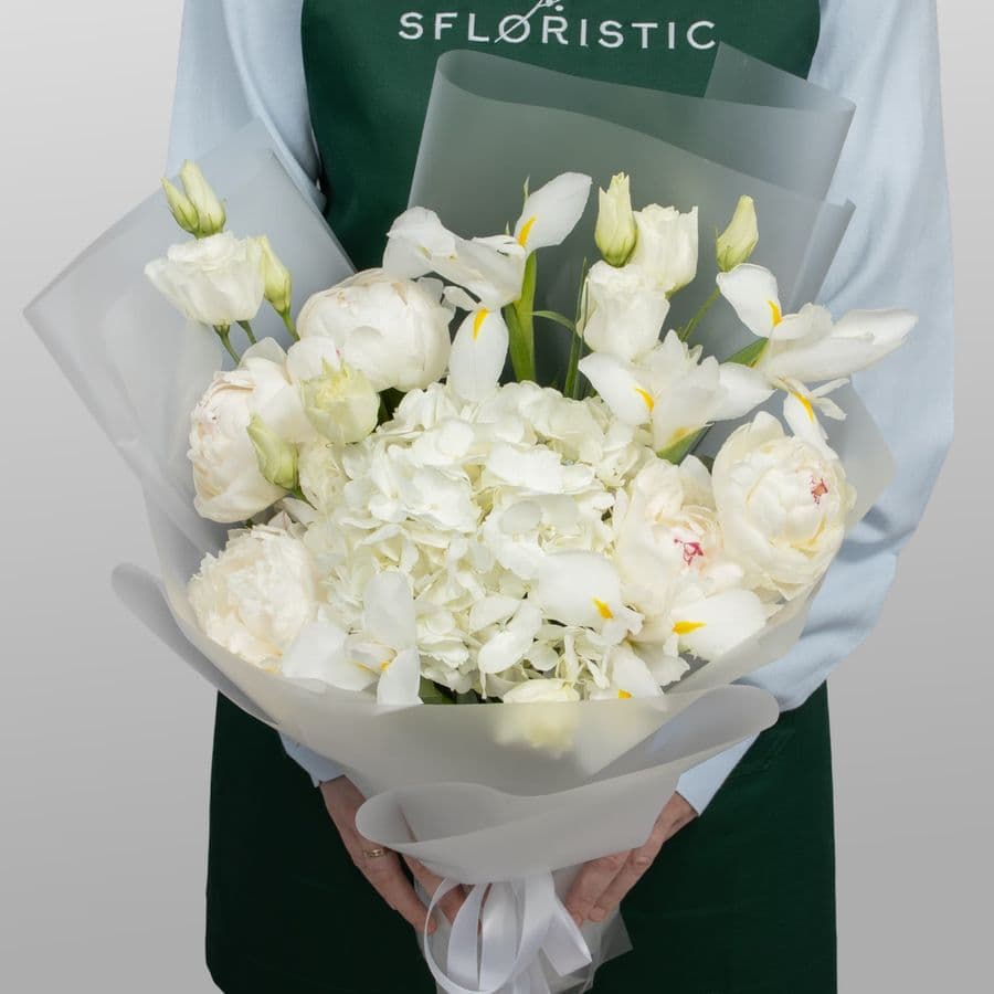 Букет из Пионов, Эустом и Ирисов «Лёгкость облаков»