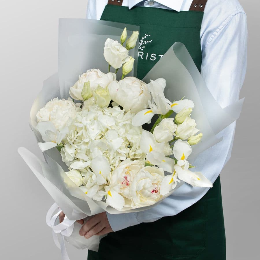 Букет из Пионов, Эустом и Ирисов «Лёгкость облаков»