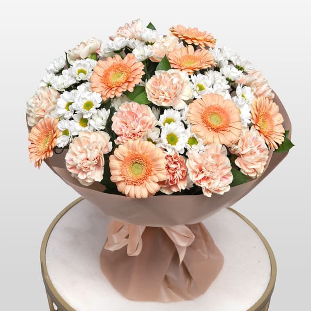 Букет из Гермини, Гвоздик и Хризантем «Персиковое Утро» Букет из Гермини, Гвоздик и Хризантем «Персиковое Утро»