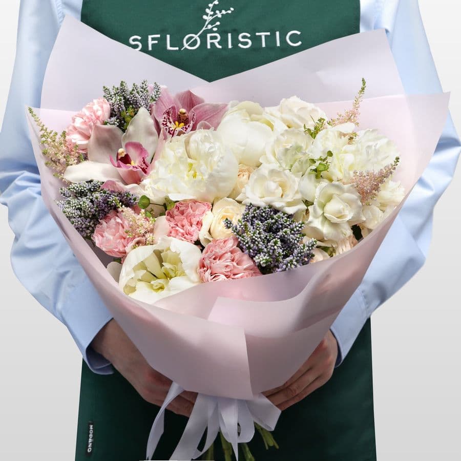 Букет из Гвоздик, Пионов, Вероники и Кустовых Роз «Свет Розовой Луны»