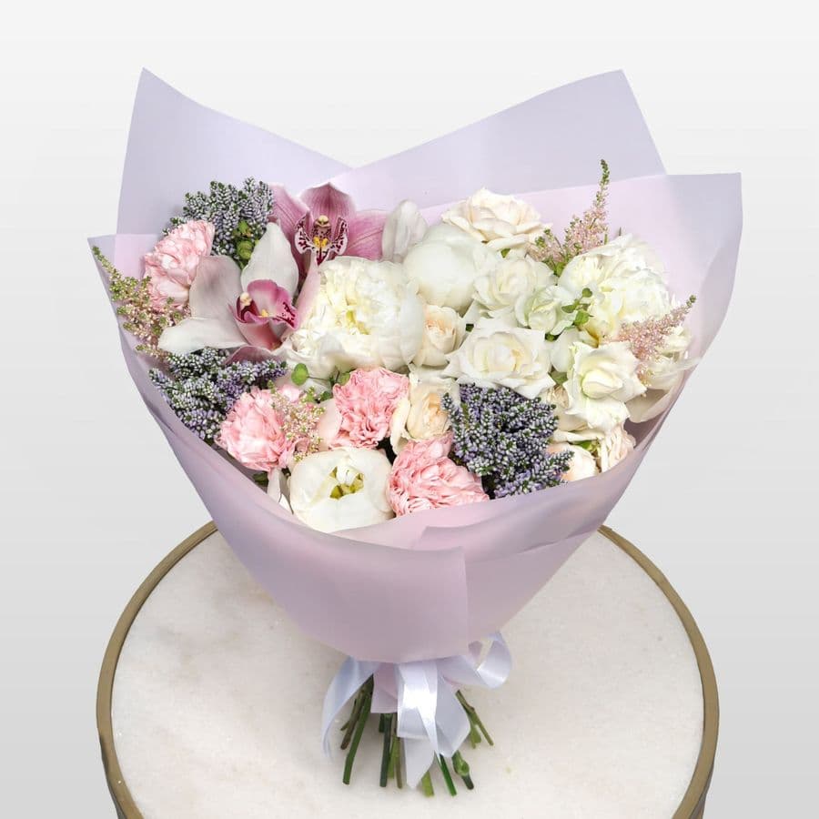 Букет из Гвоздик, Пионов, Вероники и Кустовых Роз «Свет Розовой Луны»