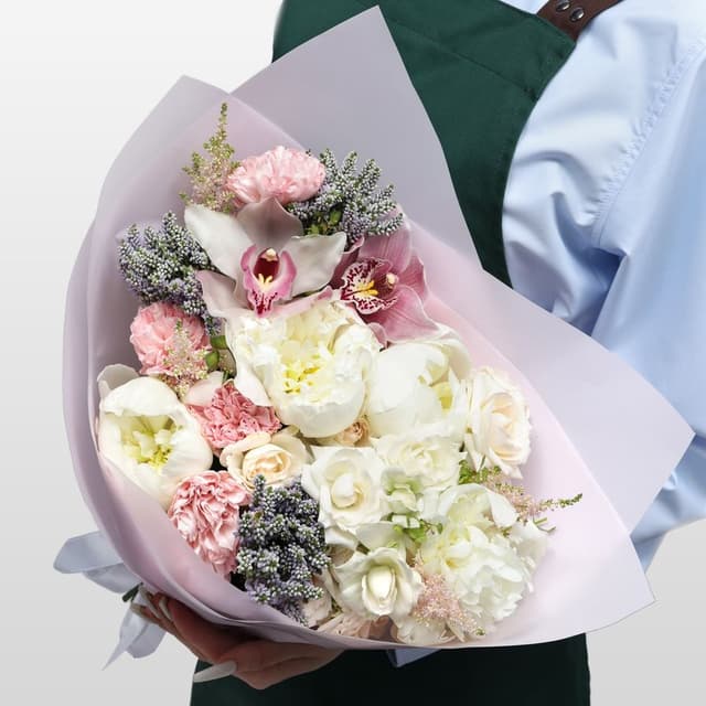 Букет из Гвоздик, Пионов, Вероники и Кустовых Роз «Свет Розовой Луны» Букет из Гвоздик, Пионов, Вероники и Кустовых Роз «Свет Розовой Луны»