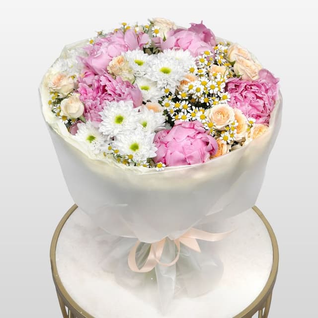 Букет из Пионов, Ромашек и Роз «Цветочный полдень» Букет из Пионов, Ромашек и Роз «Цветочный полдень»