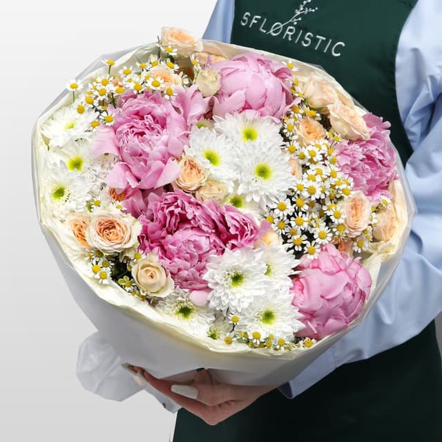 Букет из Пионов, Ромашек и Роз «Цветочный полдень» Букет из Пионов, Ромашек и Роз «Цветочный полдень»