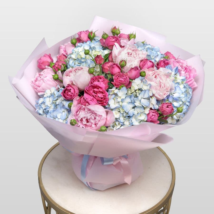 Букет из Пионов, Гортензий и Кустовых Роз «Мгновение красоты»