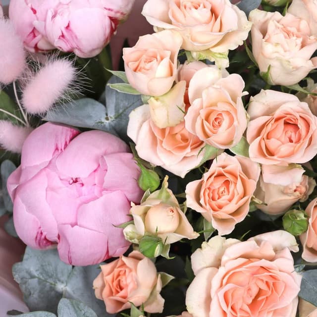 Букет из Пионов и Кустовых Роз «Ванильный бриз» Букет из Пионов и Кустовых Роз «Ванильный бриз»