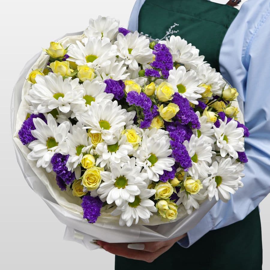 Букет из Кустовых Хризантем и Роз «В красках любви»