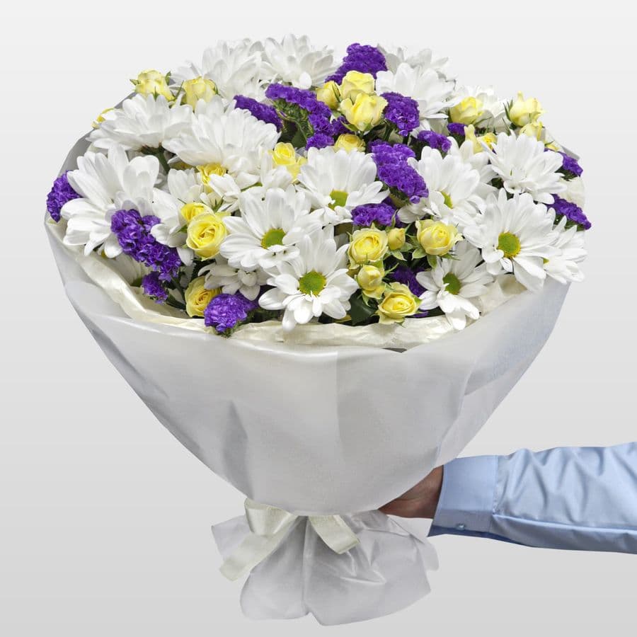 Букет из Кустовых Хризантем и Роз «В красках любви»