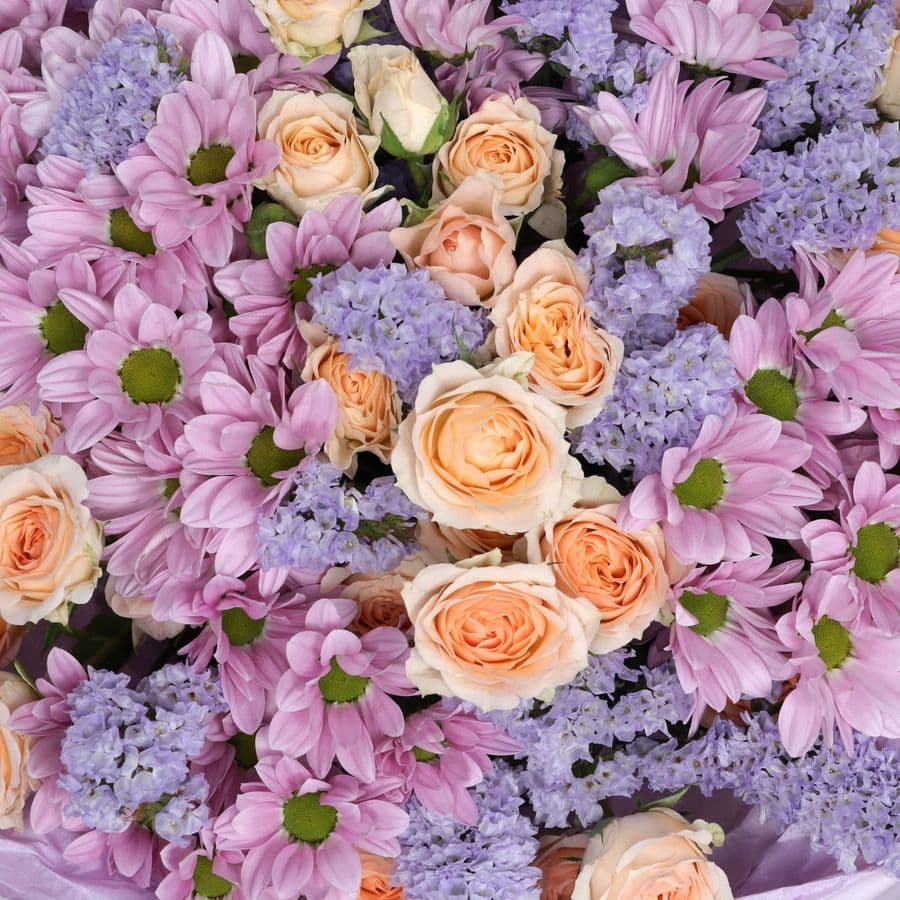 Букет из Кустовых Хризантем и Роз «Туманная заря»