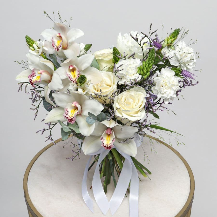 Букет из Орхидей, Роз и Гвоздик «Чистота рассвета»