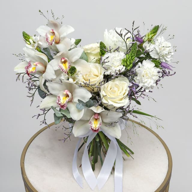 Букет из Орхидей, Роз и Гвоздик «Чистота рассвета» Букет из Орхидей, Роз и Гвоздик «Чистота рассвета»