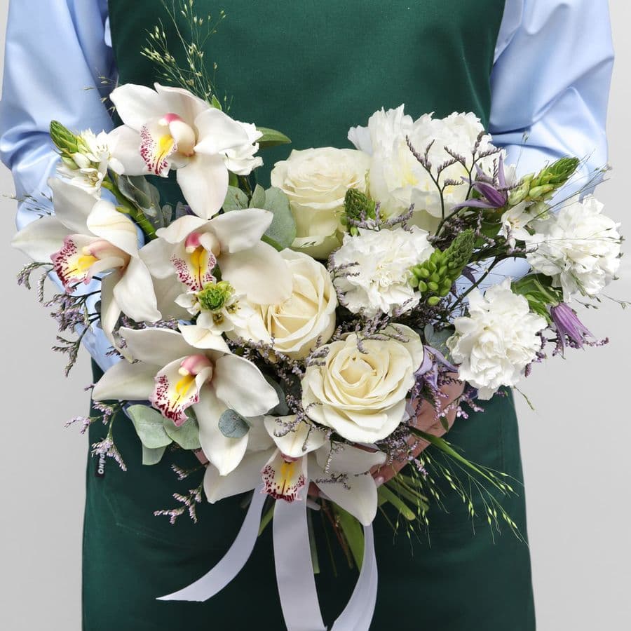 Букет из Орхидей, Роз и Гвоздик «Чистота рассвета»