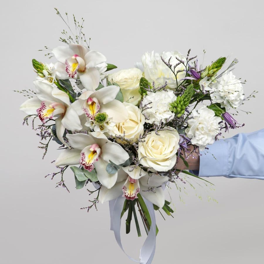 Букет из Орхидей, Роз и Гвоздик «Чистота рассвета»