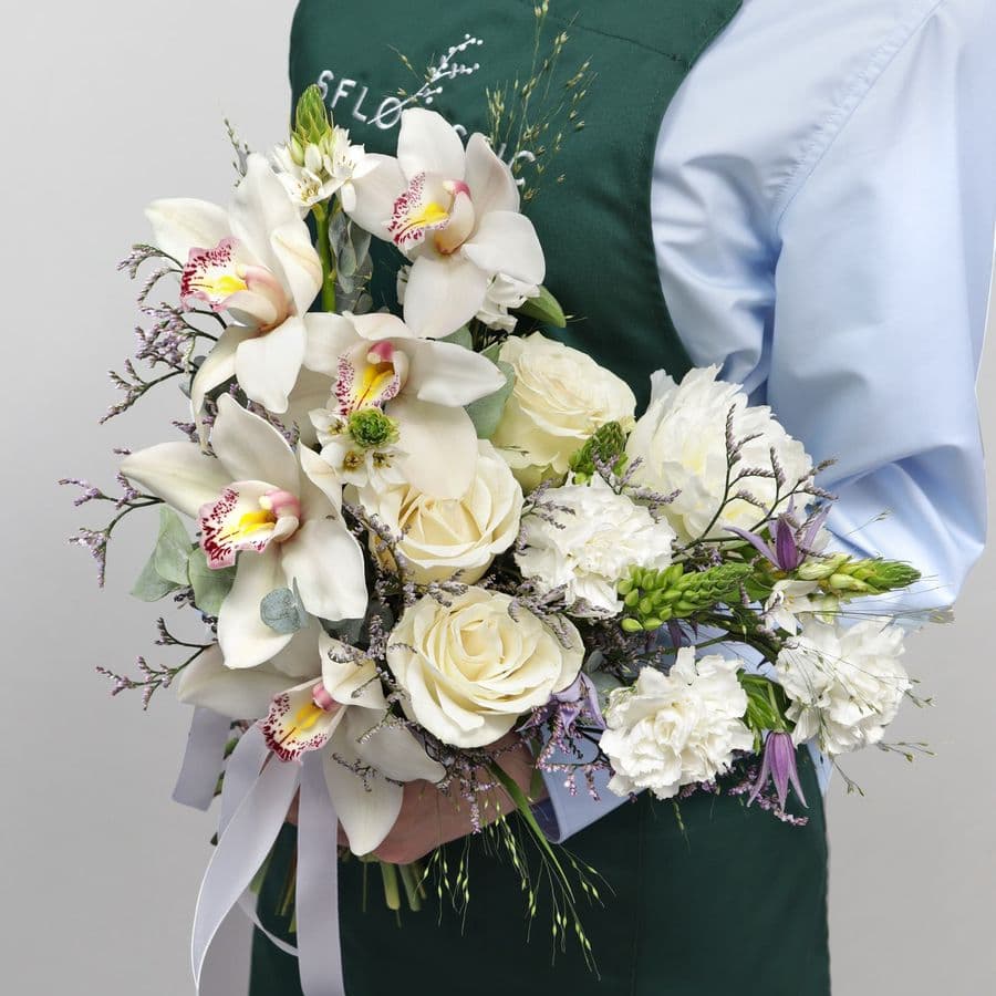 Букет из Орхидей, Роз и Гвоздик «Чистота рассвета»