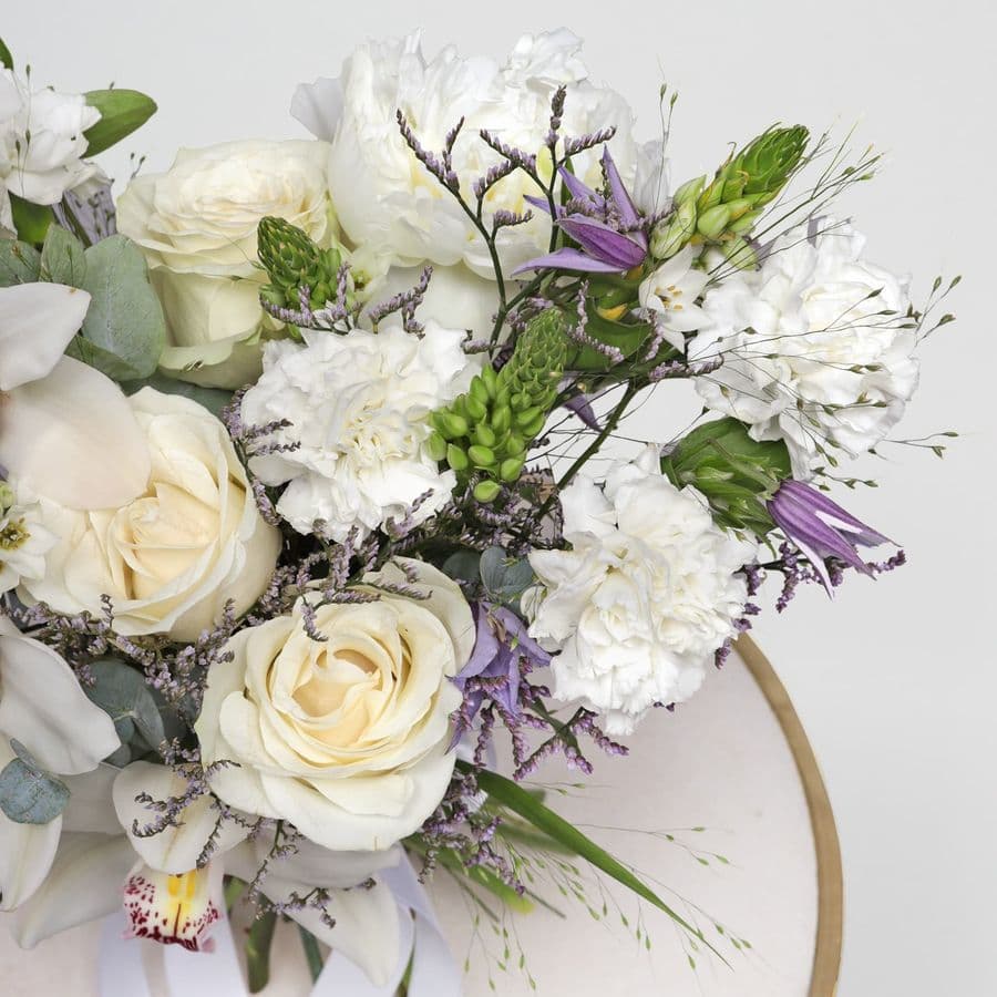 Букет из Орхидей, Роз и Гвоздик «Чистота рассвета»