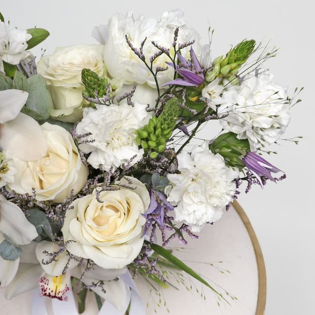 Букет из Орхидей, Роз и Гвоздик «Чистота рассвета» Букет из Орхидей, Роз и Гвоздик «Чистота рассвета»