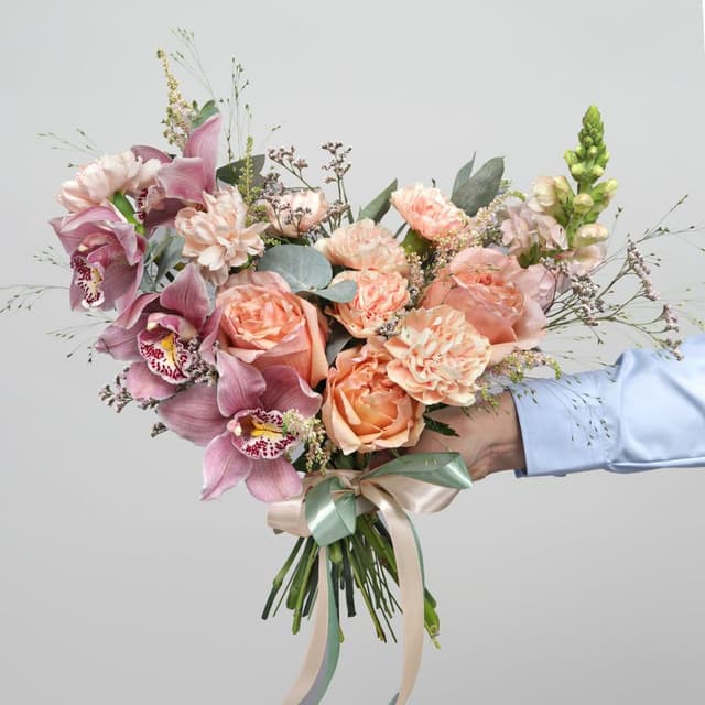 Букет из Орхидей, Роз и Гвоздик «Сказка на закате» Букет из Орхидей, Роз и Гвоздик «Сказка на закате»