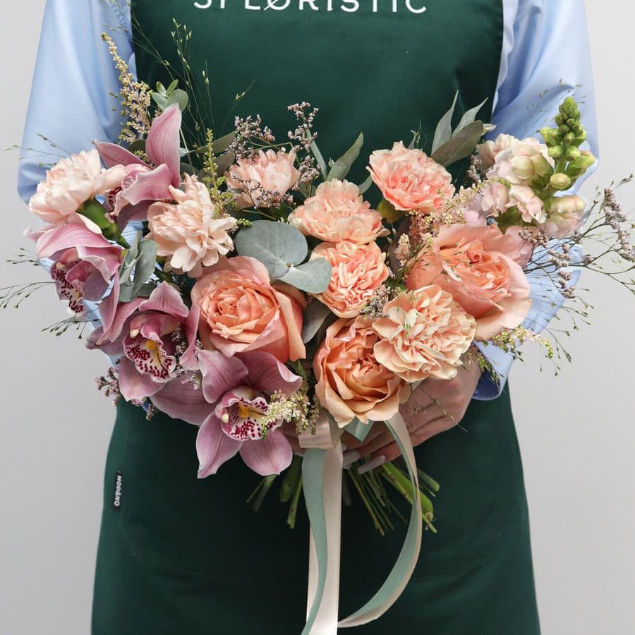 Букет из Орхидей, Роз и Гвоздик «Сказка на закате»