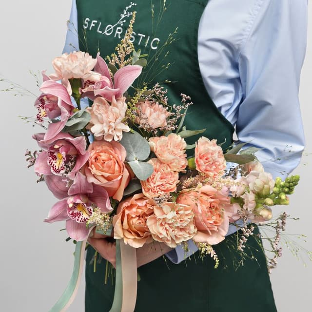 Букет из Орхидей, Роз и Гвоздик «Сказка на закате» Букет из Орхидей, Роз и Гвоздик «Сказка на закате»