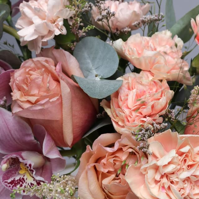 Букет из Орхидей, Роз и Гвоздик «Сказка на закате» Букет из Орхидей, Роз и Гвоздик «Сказка на закате»