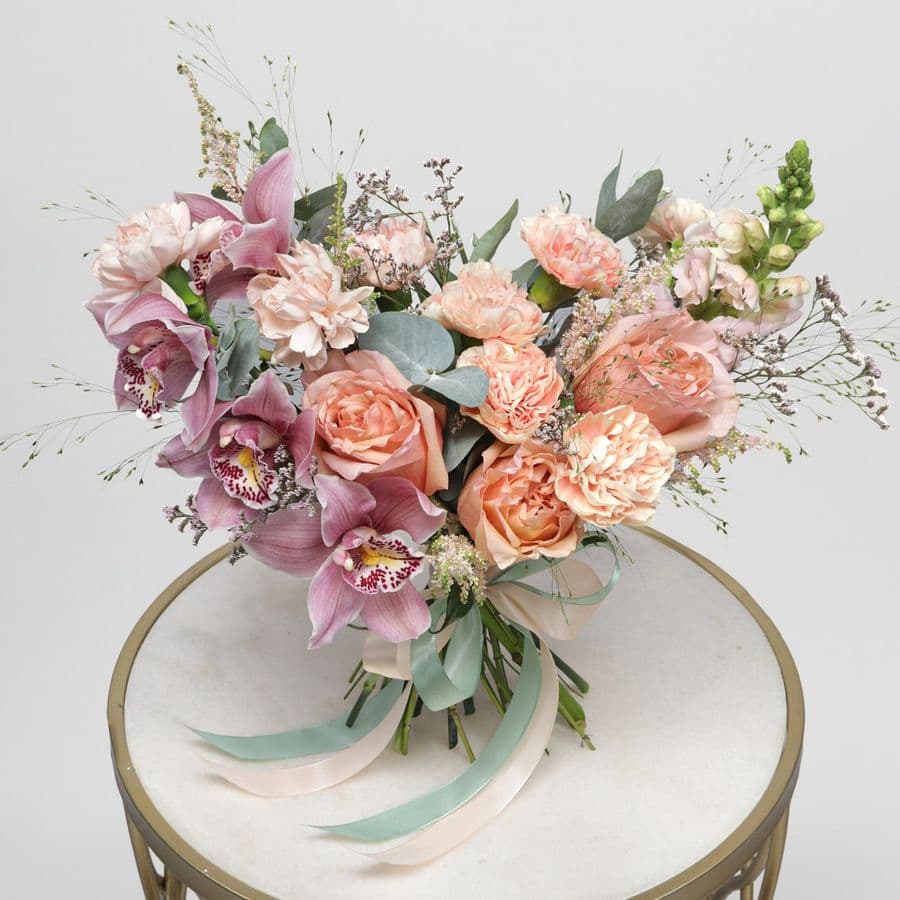 Букет из Орхидей, Роз и Гвоздик «Сказка на закате»