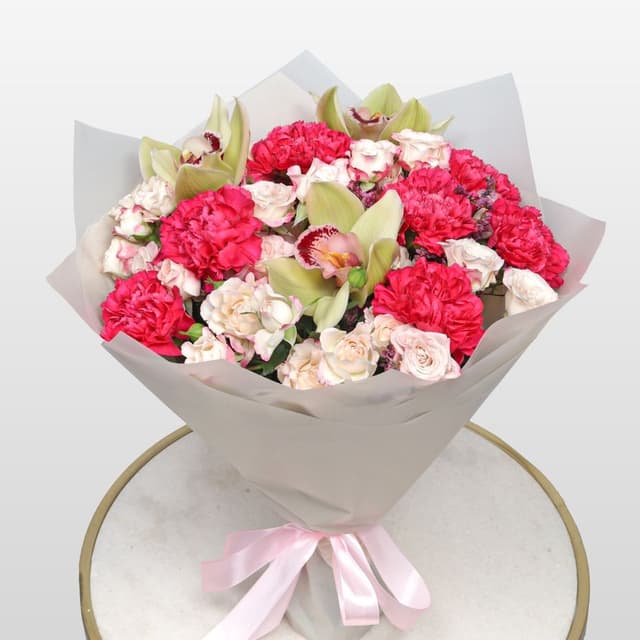 Букет из Роз, Гвоздик и Орхидей «Праздник в сердце» Букет из Роз, Гвоздик и Орхидей «Праздник в сердце»