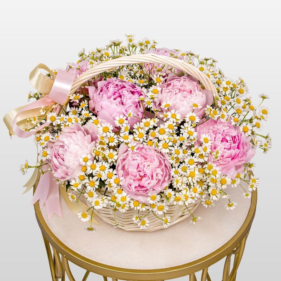 Композиция из Ромашек и Пионов в корзине «Сердце лета»