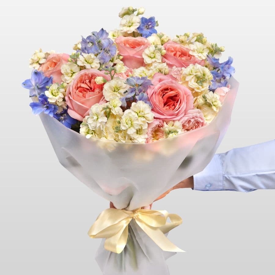 Букет из Маттиолы, Роз и Дельфиниума «Облачный сад»
